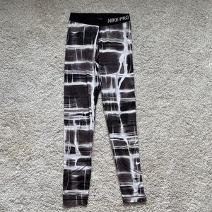 Nike Women’s Patterned Black and White Leggings